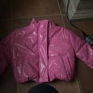 This is a cropped puffer jacket size large. Never worn before.